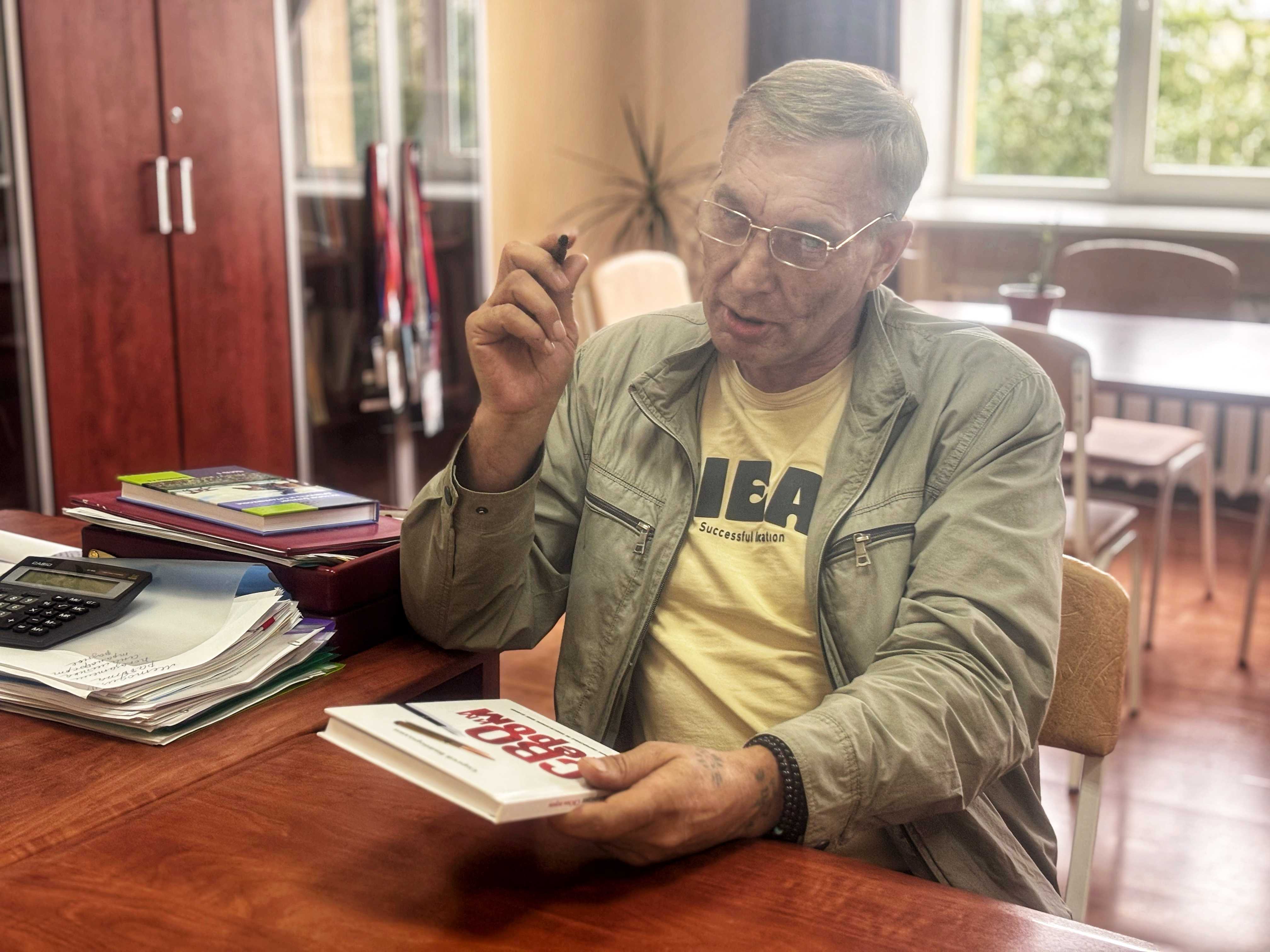 Сергей Байбородин передал библиотеке свою новую книгу с автографом
